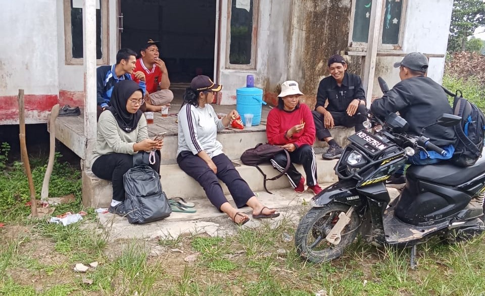 Pemdes Semerangkai Tanam Pohon Buah di Lokasi Kantor Desa Baru
